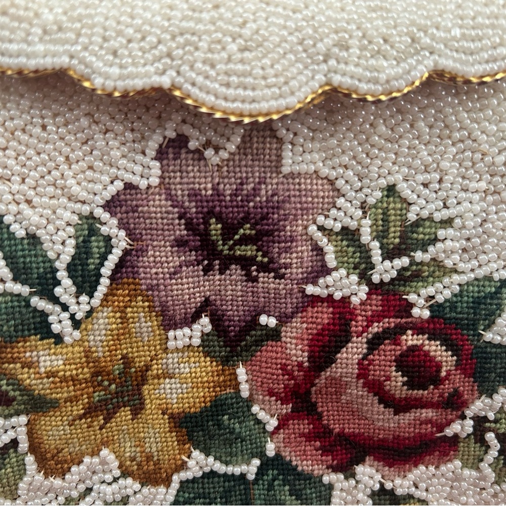 Vintage 1960’s white beaded purse with embroidered flowers & scalloped closure. - Picture 5 of 11